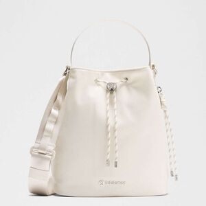 Lululemon Athletica Drawstring Bucket Crossbody bag in a cream or white colo